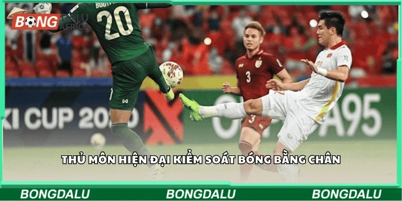 Thủ môn hiện đại kiểm soát bóng bằng chân